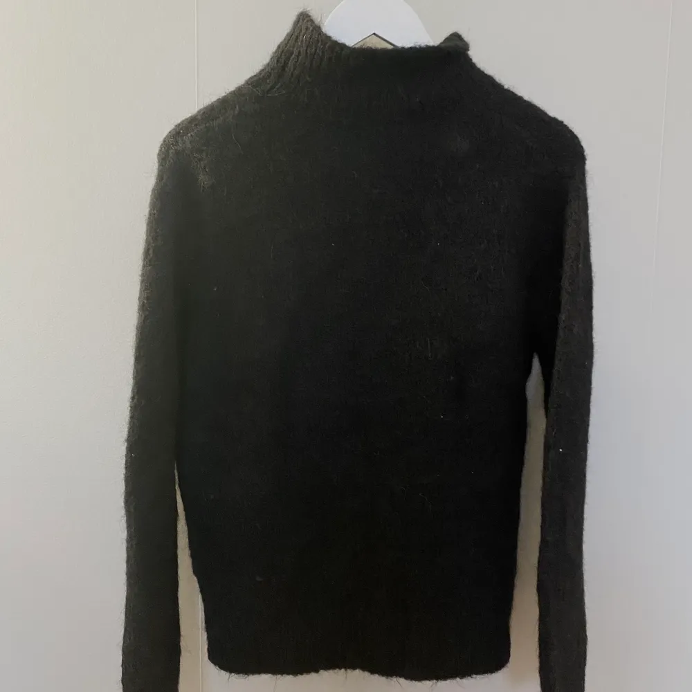 Svart stickad tröja med polo. Storlek XS, från Gina tricot. Säljer för 60kr + frakt. Totalpris: 112kr. Tröjor & Koftor.