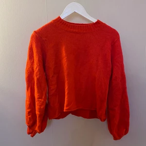 Röd stickad tröja - Stickad tröja från WEEKDAY. Storlek S. Säljer för 50kr + frakt. Totalpris: 102kr