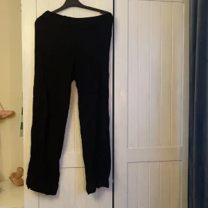 Svarta Byxor  - Sköna byxor från bikbok i strl S 