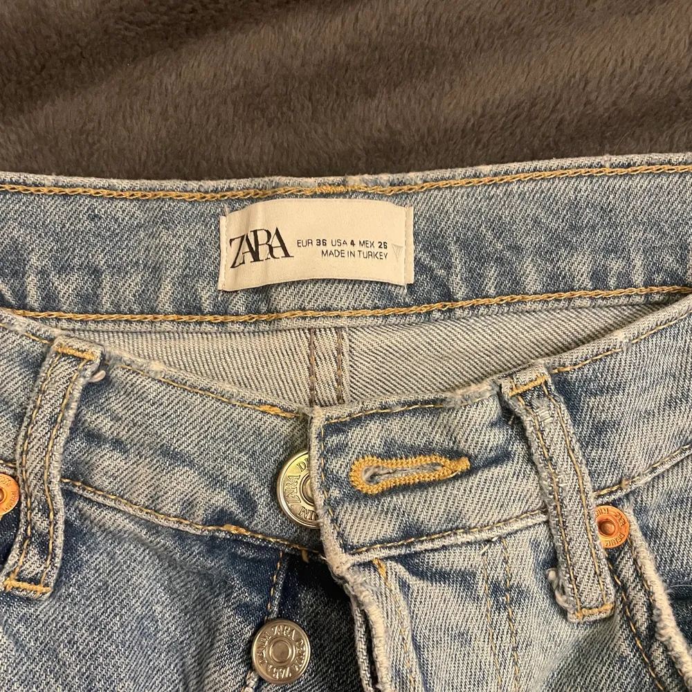 Säljer dessa fina Zara jeansen då de är förkorta, jag är 178 cm. Jag skulle säga att de är korta i modellen. Är beredd att diskutera pris:). Jeans & Byxor.