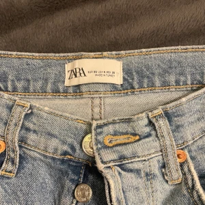 Zara jeans  - Säljer dessa fina Zara jeansen då de är förkorta, jag är 178 cm. Jag skulle säga att de är korta i modellen. Är beredd att diskutera pris:)