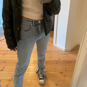 Blåa jeans med slits  - Jeans från Gina tricot x Nicki studios med slits som har en jättefin ljusblå tvätt. Nypris 700kr 🤍