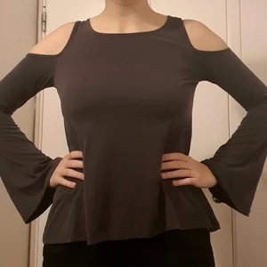 Bershka mörkgrå blus med bara axlar - Använd max 2 ggr, kan även passa om man har storlek M. Väldigt skönt material (73% modal). 