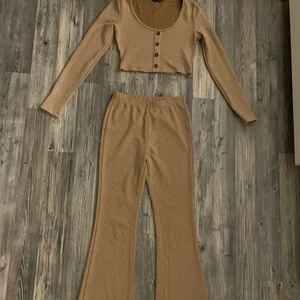 Set - Jätte fint beige set med utsvängda ben i storlek S. Lång i ärmarna och i benen och sitter fint i midjan. 