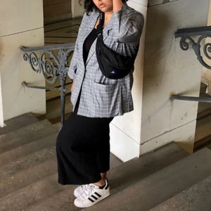 Grå, oversized kavaj, blazer - En grå blazer från Monki. Väldigt rak och därför så snygg öppen över en tajt topp! Storlek L, men skulle funka som oversized för mindre storlekar, eller lite tajtare på större storlekar. Funkar bäst inomhus, men även ute när det är lite varmare. Säljer för att det inte riktigt är min stil längre.