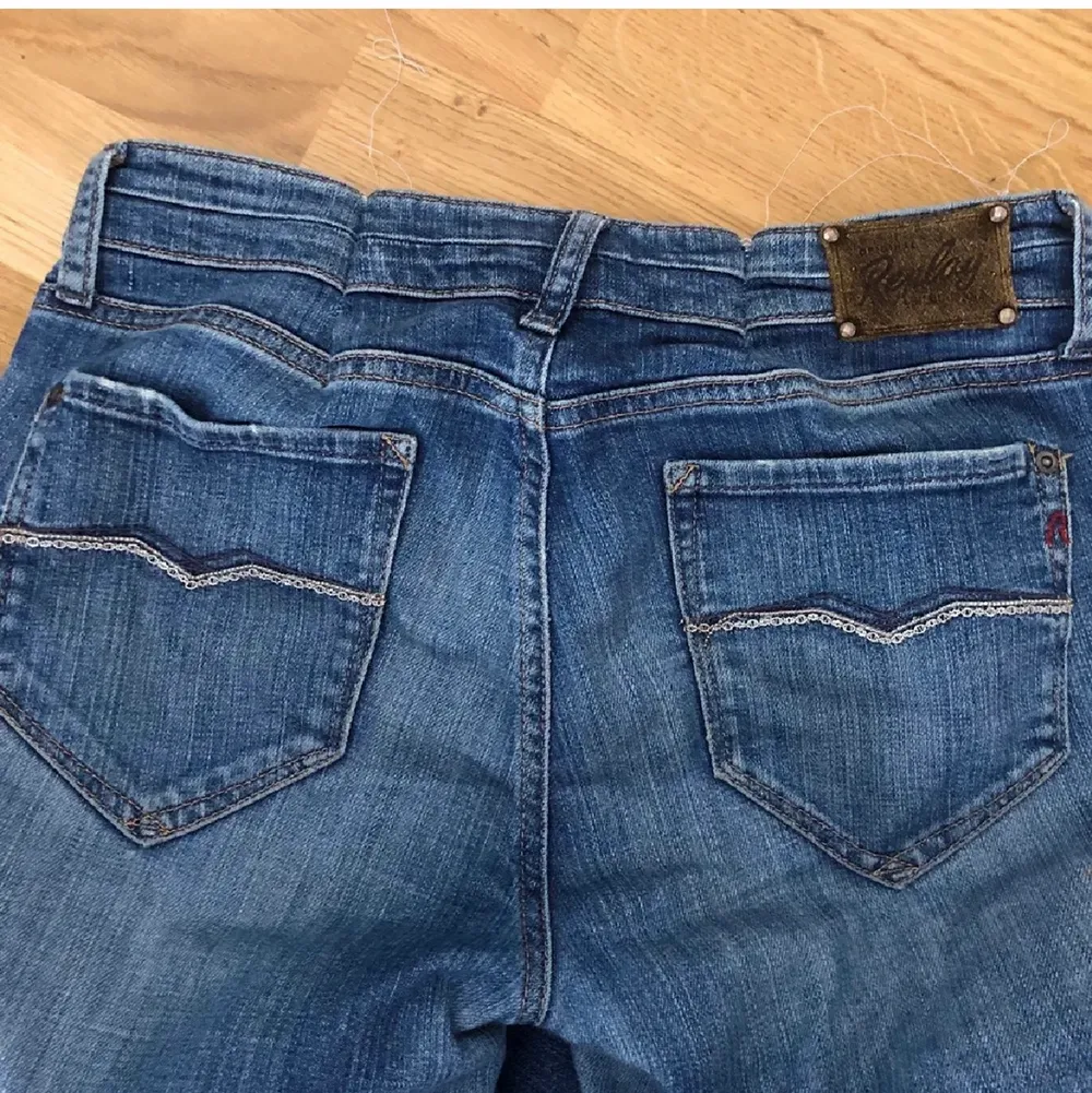 Jätte fina jeans som tyvärr inte passar mig. (Lånade bilder)🌸         Midjemått: 81 cm Innerbensmått: 77 cm  . Jeans & Byxor.