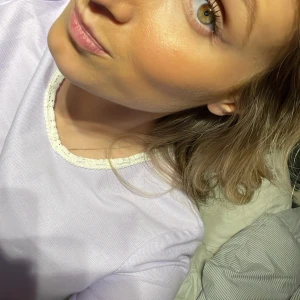 jättesöt babylila topp - använd en gång, spets vid halsen, världens finaste lila färg, liten slits längst ned på båda sidor, brukar vika in men går även att ha ”utsläppt”💜💜