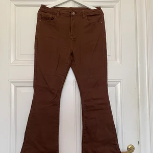 Trendiga bruna byxor   - Supersnygga bruna byxor med vida ben i stretchigt material. Köpt från Shein. Helt oanvända då de inte passade. Storlek L. Gratis frakt ✨                                              Midja: 76 cm.                                                                                      Höft: 96 cm.                                                                           Längd: 112,5 cm. 