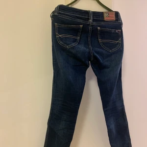 Tommy hilfiger lågmidjade jeans  - Tommy hilfiger jeans. Lågmidjad i storlek 26, i stretch. Väldigt fint skick. ☺️☺️💋 