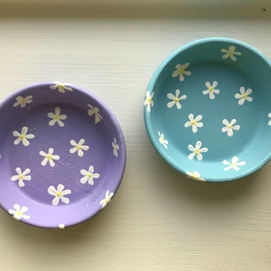 Handmålade smyckesfat - Lila och blått handmålade smyckesfat! Perfekt att ha smycken på eller framme som dekoration. 💙BLÅ: 70kr. 💜LILA: 60kr. Jag tar swish, köpare står för frakten. Finns även i rosa och turkost för den som är intresserad, se tidigare annons eller skriv privat! 