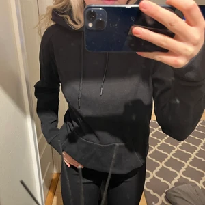 Svart hoodie - Mysig men kommer inte till användning för har flera likadana❤️fint skick, köparen står för frakten 