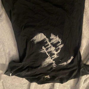 Ronaldo tröja  - Säljer nu denna tröja då den bara har suttit på min vägg efter som jag varit ett Ronaldo support. Men har nu bestämt att någon annan ska få ta över den då jag inte vill ha den något mer 🤍 pris kan diskuteras 🤍