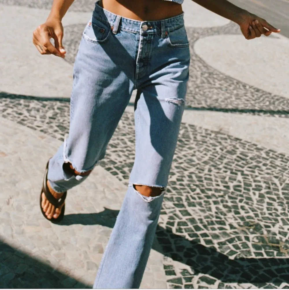säljer dessa raka medelhöga jeans från Zara som är slutsålda, skriv för mer bilder💓💓. Jeans & Byxor.