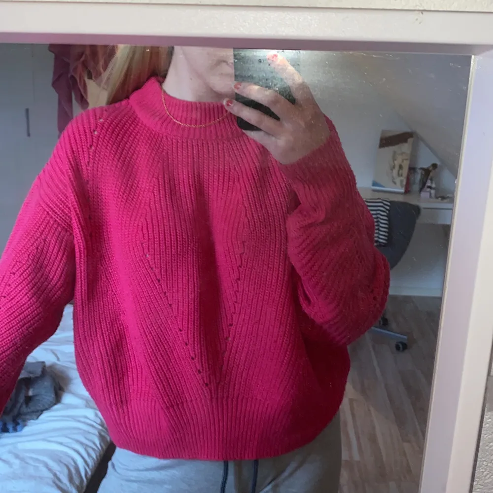 En mysig stickad rosa tröja i lite oversized passform🥰. Stickat.