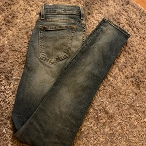 Tiger of Sweden jeans - Super snygga tiger of Sweden jeans! Lågmidjade och storlek 26/32. Säljer pga att de blivit för små i storlek. Kan se lite skrynkliga ut med det kan fixas med ett strykjärn. De har blivit så pga att de legat i en låda med ja inte längre kan använda. 