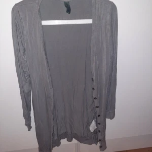 Kofta - Fin grå lång kofta. Skön och bekväm