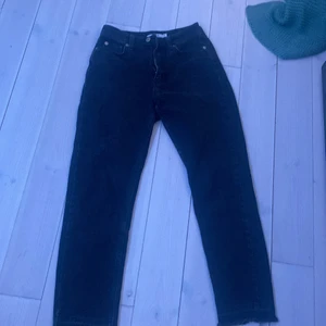 Jeans - Säljer dessa jeans som är för stora!⭐️hör av het vid intresse💌💗