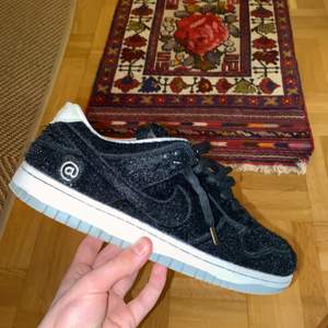 Dunk Low kopior jag köp här på Plick. Bra skick förutom att de är en liten fläck på den vänstra skon. Säljer eftersom att jag blev scammad på dem:/ Pruta gärna!