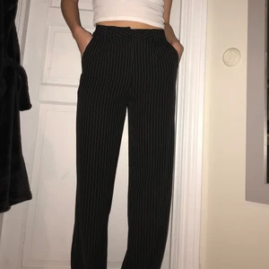 Lång kostymbyxor - Randiga o långa kostymbyxor från Nakd. Fint skick. Jag är 175 för referens.