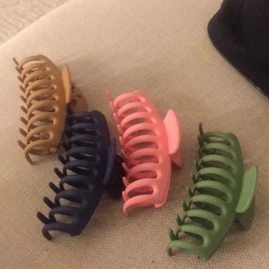 Klämmor - Fyra stycken klämmor från shein, säljer pga kommer inte till användning och fick ett par av min kompis Medela via intresse. Priset kan diskuteras.