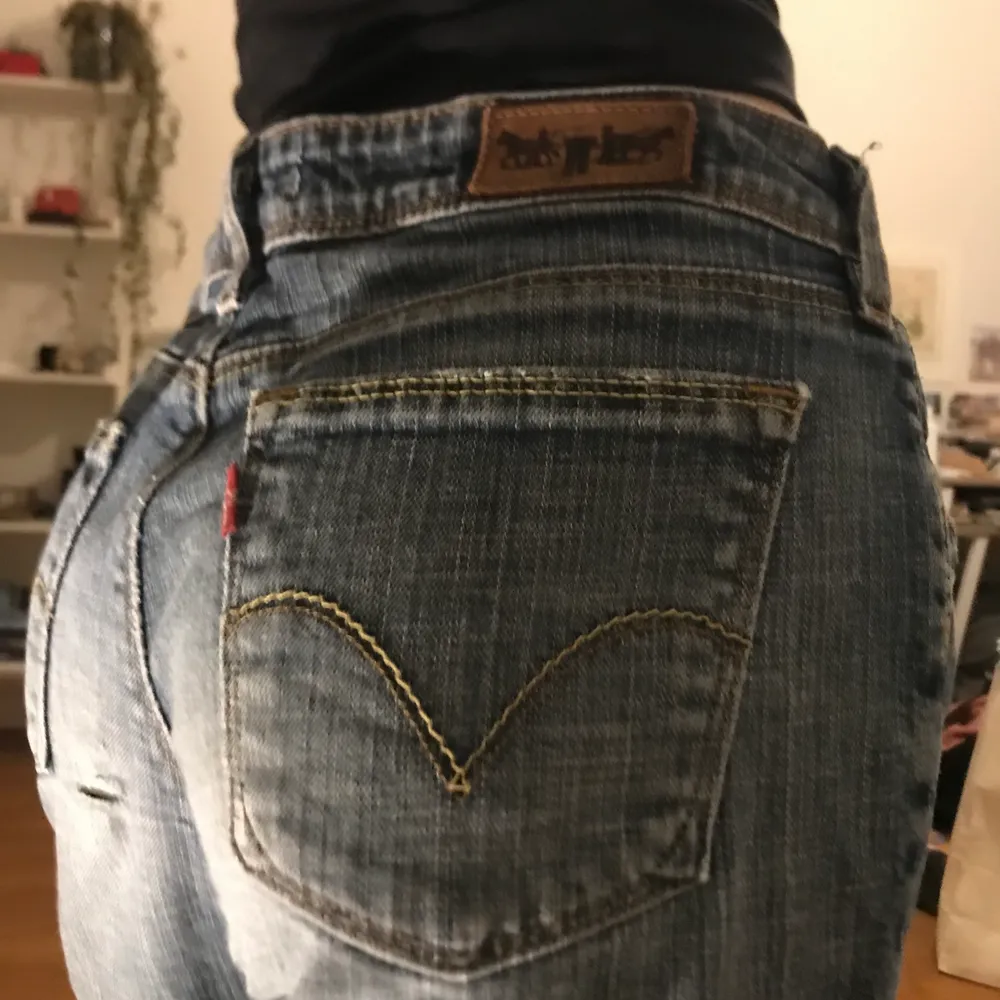 Säljer dessa asnajs lågmidjade Levis jeans i modellen 572 bootcut!🤓. Jeans & Byxor.