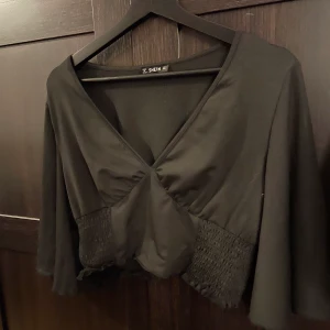 Festlig topp - Säljer denna festliga topp från SHEIN i storlek M men passar någon som är S. 