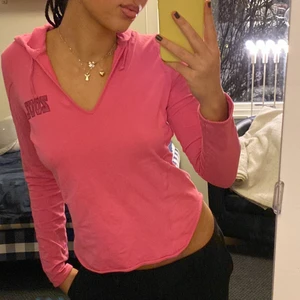 Rosa y2k Zoul tröja med luva - Unik rosa y2k tröja! Den är liksom som en ”långärmad t-shirt” men sen har den en luva också som gör den extra speciell! Jättefin färg och cool logga💕💕 Budgivning vid stort intresse :)