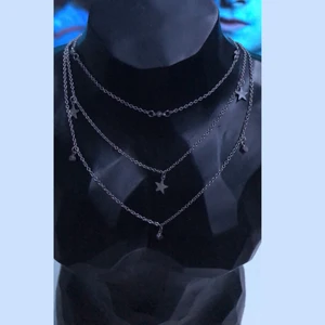 Tre dubbel halsband  - Silvrigt halsband med tre halsband som sitter ihop i ett, köpt på ginatricot i början av sommaren men knappt använd. Tror inte det är äkta silver så den ska nog undvika vatten. Säljer för 30kr plus frakt som ligger på 24kr. Bara att höra av sig om man har frågor👼🏼