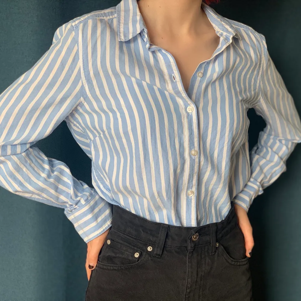 Superfin randig skjorta från Gina tricot 💙 Använd fåtal gånger.. Skjortor.