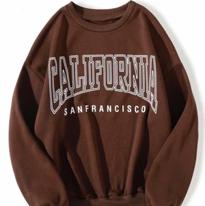 Sweatshirt, brun. STORLEK- M - Säljer min bruna sweatshirt! OBS, tröjan på 1/2 är exakt samma tröja som tröjan på bild 3. Men texten är annorlunda som ni ser om ni bläddrar. Annars är tyget samma och samma färg. Storleken är M