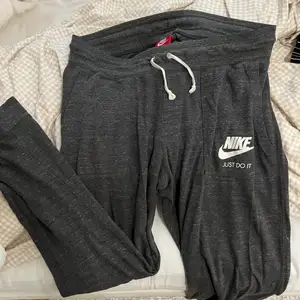 Nike mörkgråa mjukisbyxor, använda men bra skick 