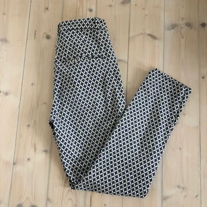H&M kostymbyxor strl 34 - Fina kostymbyxor från H&M i storlek 34. Ett marinblått mönster. Skinny modell och normala i midjan. Fint skick!