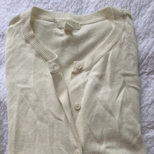 Kofta hm - Cremevit enkel finstickad kofta från hm. Bra skick, passar till allt. Storlek L men passar xs-l