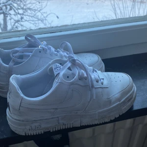 Airforce  - Säljer dessa airforce 1 pixel, använda några gånger och lite smutsiga men går o tvätta bort. Köpte på Zalando för 1000+💗 kan skicka fler bilder osv, pris kan diskuteras 