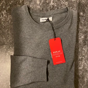 NY! Stickad tröja Replay Storlek: M - Helt ny stickad tröja ifrån Replay i Hyperflex material, vilket betyder att den superelastisk i båda riktningarna. Fungerar att ha som den är eller över en skjorta. Storlek: M Normal i storleken. Nypris: 1199:- säljes nu för 50%. Rekommenderar spårbar frakt för bådas säkerhet , men kan självklart väljas att skickas på valfritt sätt med. Kommer att skicka konfirmationer när plaggen är skickade och följa upp under leveransen tills varan är framme. Har ni några frågor är det bara att kontakta mig.