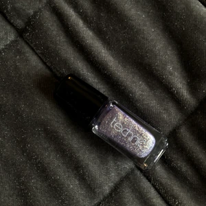 Lila nagellack  - Lila nagellack från techic <3 helt oanvänd och orörd <3 