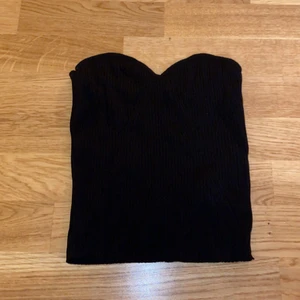 Top ifrån Gina tricot - Svart Bandeau top ifrån Gina tricot, använd fåtal gånger. Köptes i somras. Köparen står för frakt ❤️
