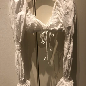 Top från zara i Storlek M  - Väldigt liten i storleken mer som XS-S, passar inte mig, har endast provat den.