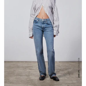 Zara mid rise OANVÄNDA - Säljer helst oanvända jeans ifrån zara. Mid rise i modellen. Helt slutsålde både på nätet och i butik. De var för långa på mig därför säljer jag. Kom privat för bilder på❤️