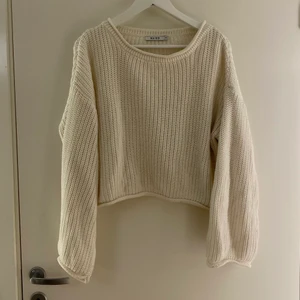 Stickad tröja - Stickad tröja från NAKD, knappt använd och sticks verkligen inte, luftigt material och går att använda när som helst. Allt ifrån jobb och skola till en myskväll. Är oversize och har inga skavanker eller liknande 💗