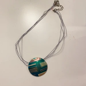 Grönt halsband  - Jättecoolt grönt halsband!!❤️❤️säljer billigt❤️❤️