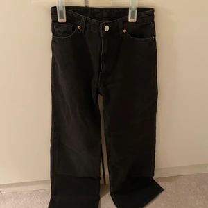 MONKI - yoko svarta utsvängda jeans - Ett par svarta utsvängda jeans i modellen yoko från Monki. Dom är i storlek 26 vilket motsvarar till 34. Dom är använda ett par gånger men är nästan nya. 