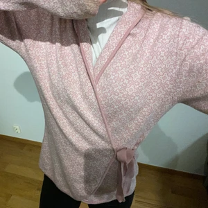 Söt rosa kofta - Supergulliga rosa odd Molly wannabe kofta. Använd typ en gång. Storlek 40/42