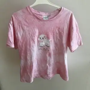 Oanvänd unik T-shirt, köpte på asos för nåt år sen men märket är Skinny Dip. Den är rosa o vit med märke i mitten. 💞