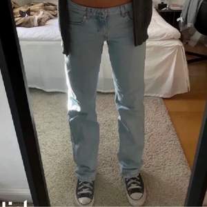 Säljer dessa jättesnygga jeans från Weekday som är helt slutsålda. Helt nya med lappen kvar säljer då dom var något korta. Skriv privat för fler bilder. 