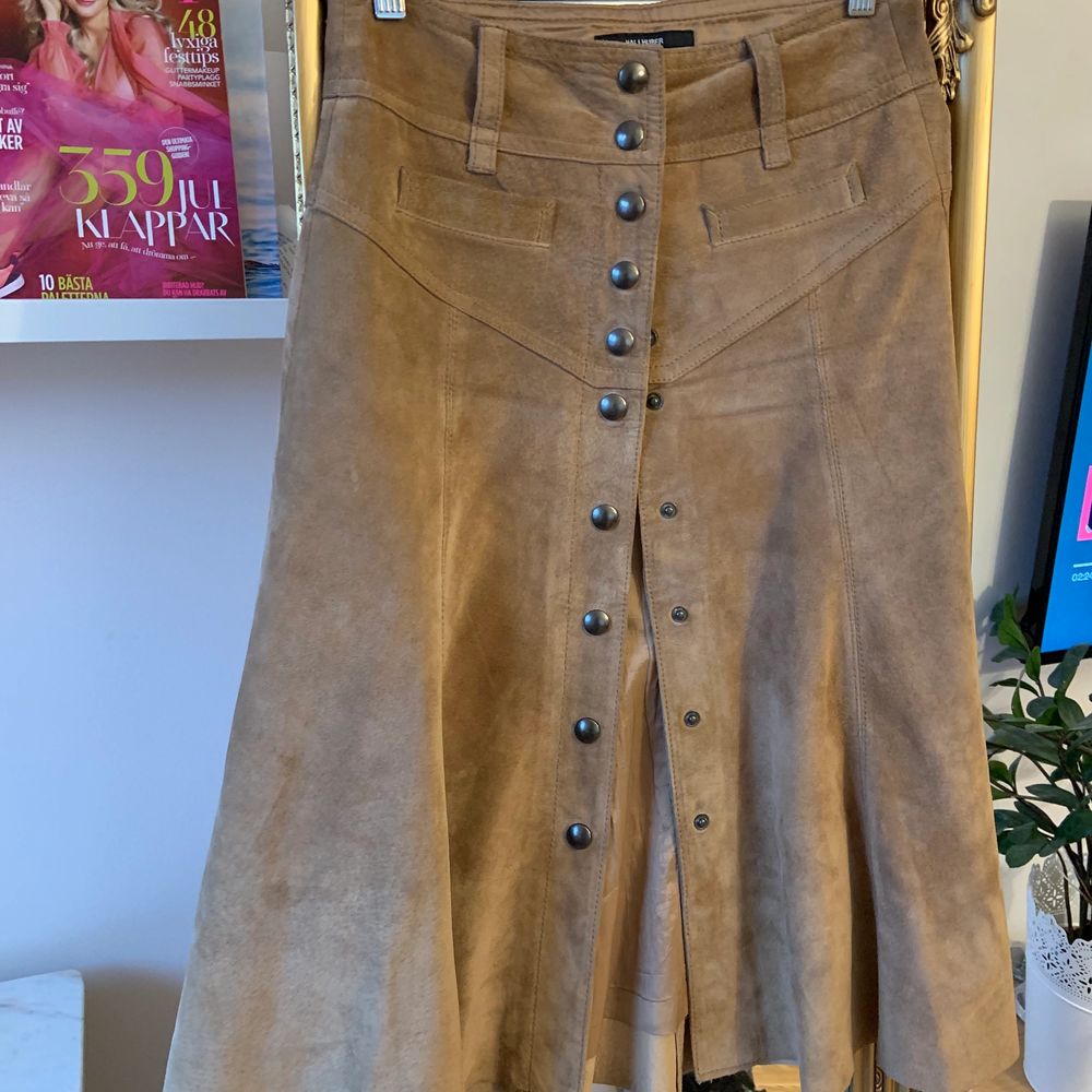 Super snygg beige mocka kjol. Stängs med tryckknappar. Äkta mocka. Helfodrad ✨ strl 34 men passat mig som är strl 38 Storlek mätt i midjan 73cm. Kjolar.