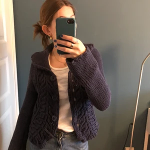 stickad kofta - Så fin stickad kofta som tyvärr inte kommit till nån använding💙 köpt second hand men koftan är i väldigt bra skick. Storlek S pris 100kr + frakt. Kom privat för mer bilder/frågor.
