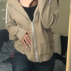 Beige zip-up hoodie  - Beige zip-up hoodie som sitter oversized på mig som är S/M☺️ Köparen står för frakt💕