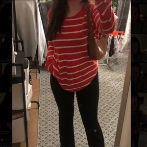 Randig tröja  - Jättesöt randig långärmad tröja!☺️ Storlek L så är lite oversized på mig som i vanliga fall är S/M