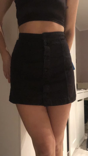 Svart kjol - Svart jeanskjol från HM. Storlek S. Frakt ingår i priset